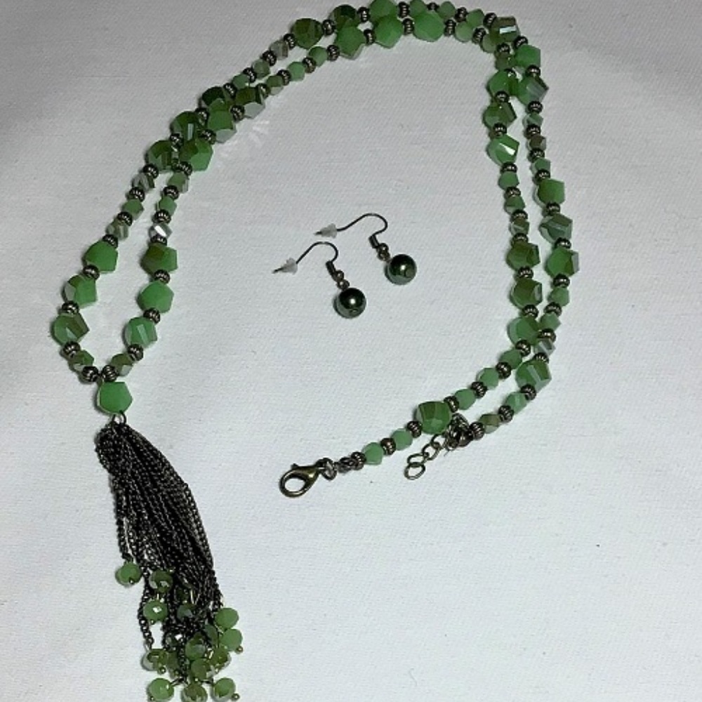 Crystal Necklace w/Tassel Pendent & Earrings Green